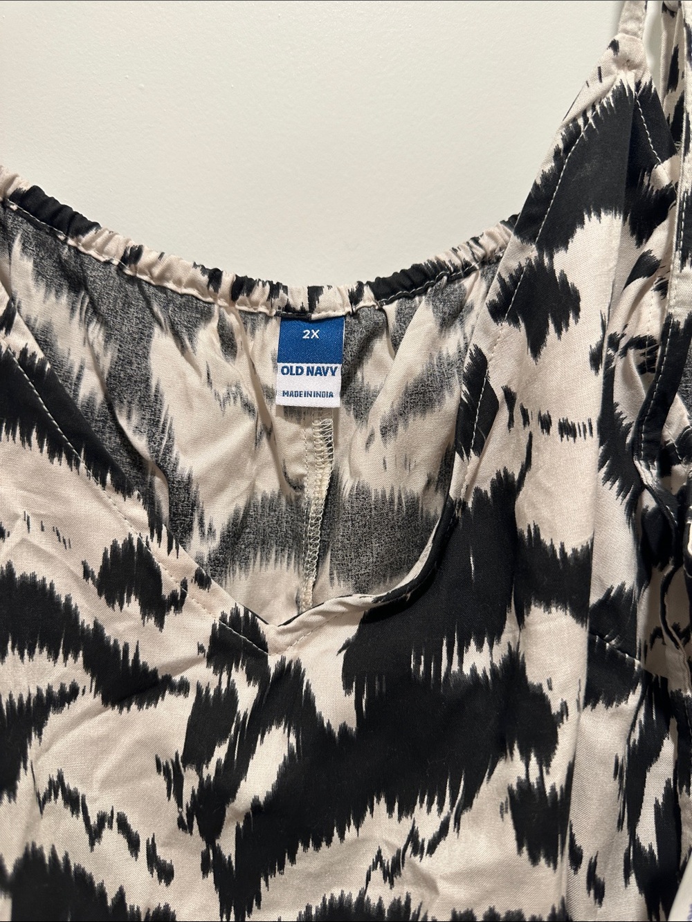 Old Navy Black and White Spaghetti-Strap Maxi Dress - Picture 4 of 6